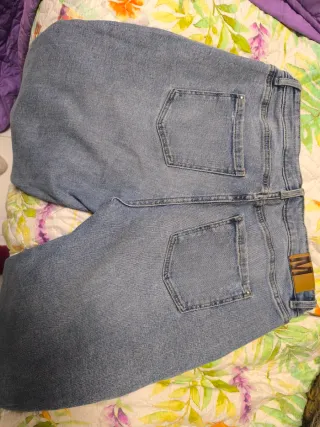 Pantalones vaqueros desgastados con estrellas