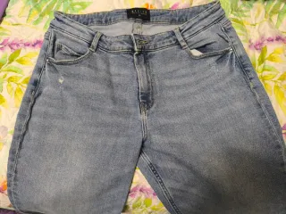 Pantalones vaqueros desgastados con estrellas