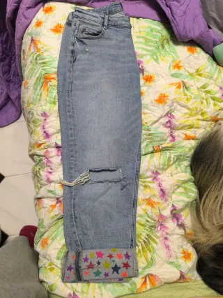 Pantalones vaqueros desgastados con estrellas