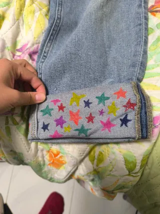 Pantalones vaqueros desgastados con estrellas