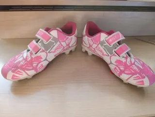Botas de fútbol para niña rosas