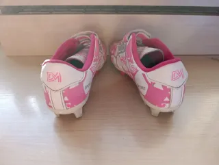 Botas de fútbol para niña rosas