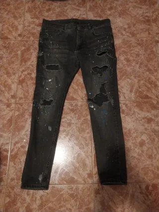 Pantalón vaquero negro desgastado