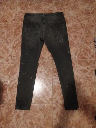 Pantalón vaquero negro desgastado