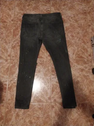 Pantalón vaquero negro desgastado