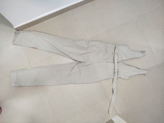 Mono beige con cinturón