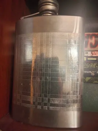 Petaca de bolsillo plateada