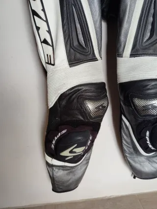 Mono Spyke Cuero Negro Blanco Gris