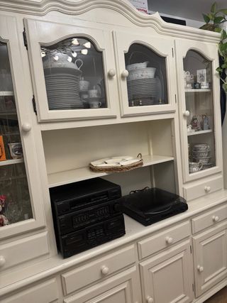 Aparador con vitrina para salón
