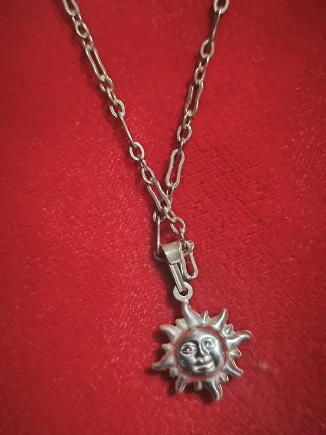 Cadena de plata con dije de Sol macizo