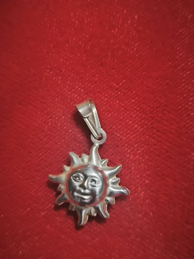 Cadena de plata con dije de Sol macizo