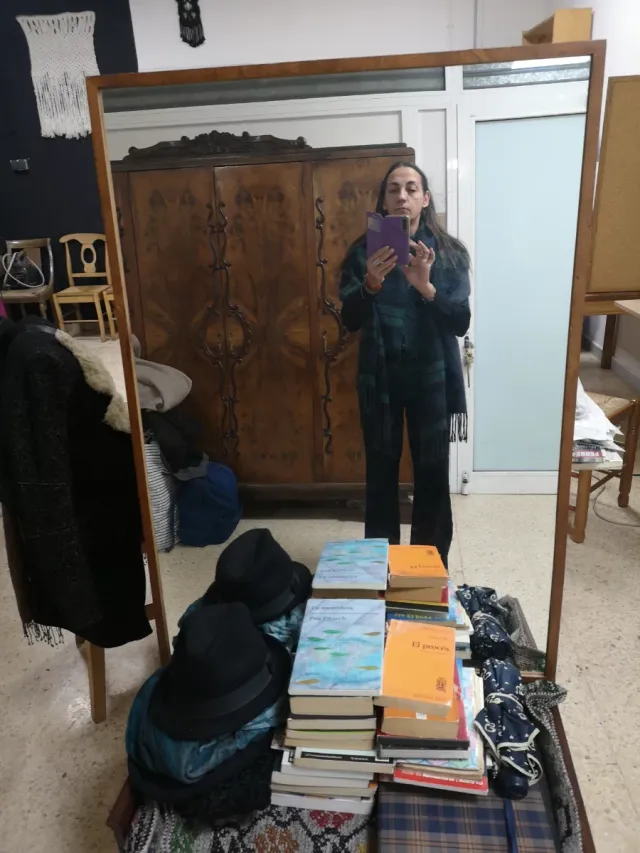 Grande specchio con cornice in legno