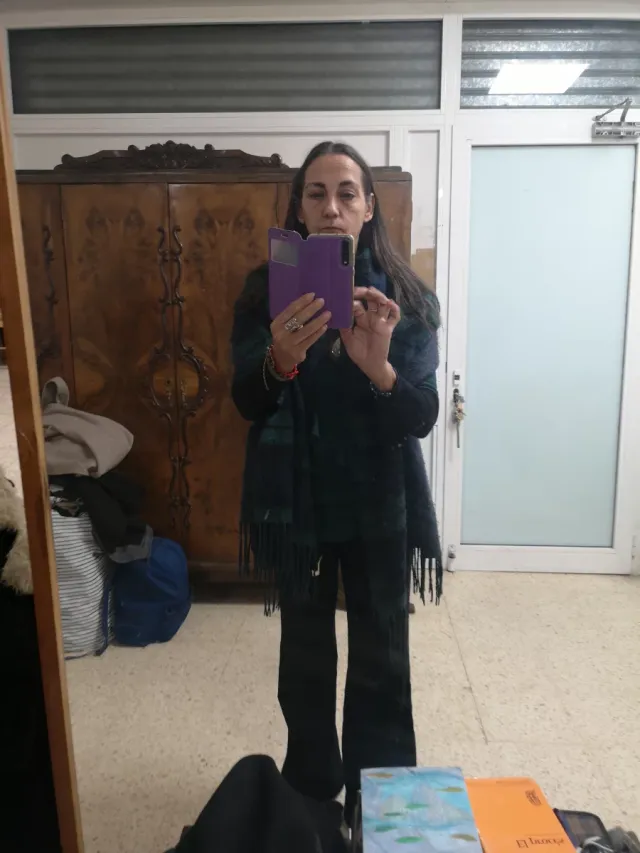 Grande specchio con cornice in legno