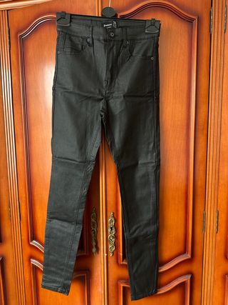 Pantalón negro efecto piel Stradivarius T.36