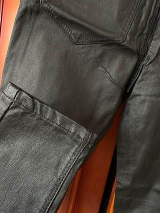 Pantalón negro efecto piel Stradivarius T.36