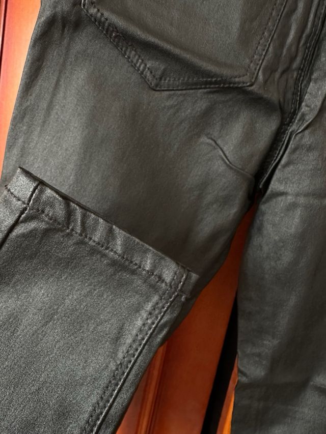 Pantalón negro efecto piel Stradivarius T.36