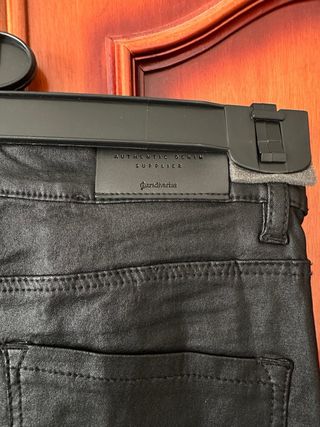 Pantalón negro efecto piel Stradivarius T.36