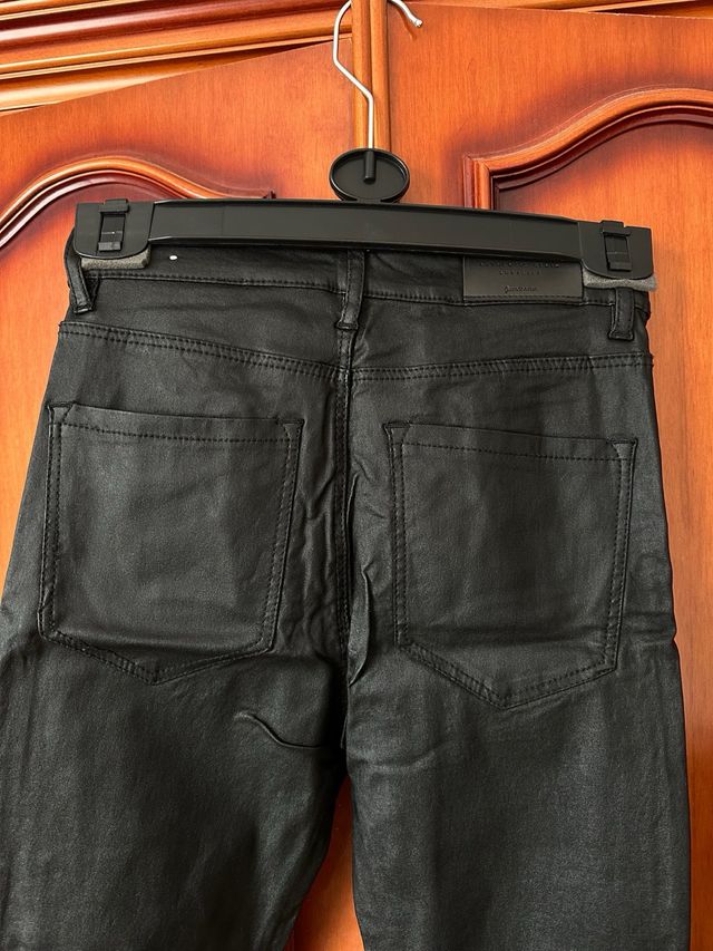Pantalón negro efecto piel Stradivarius T.36