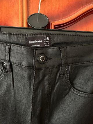 Pantalón negro efecto piel Stradivarius T.36