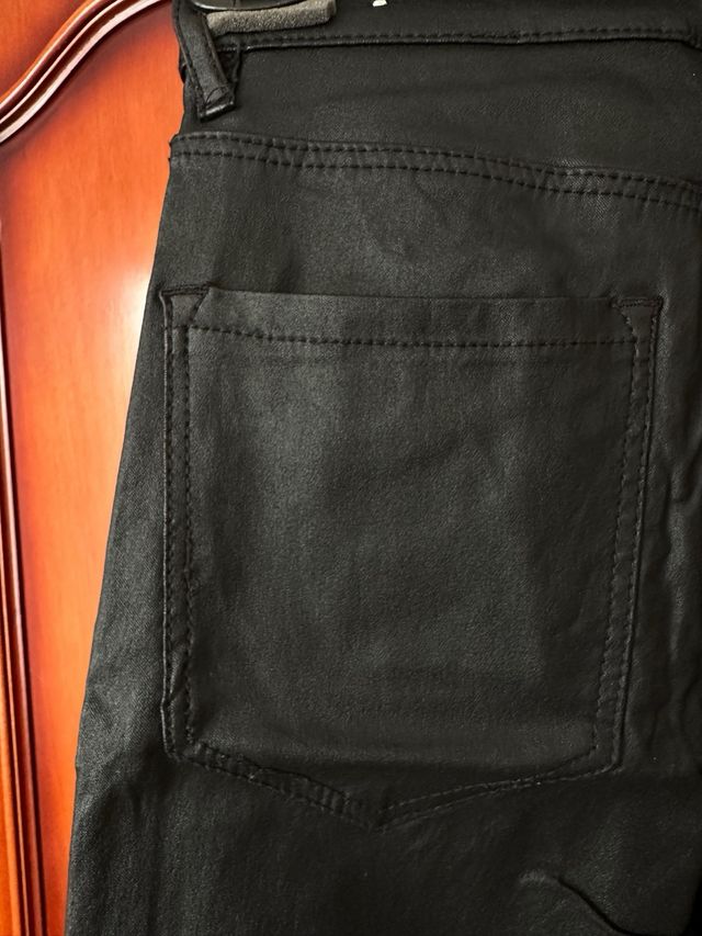Pantalón negro efecto piel Stradivarius T.36