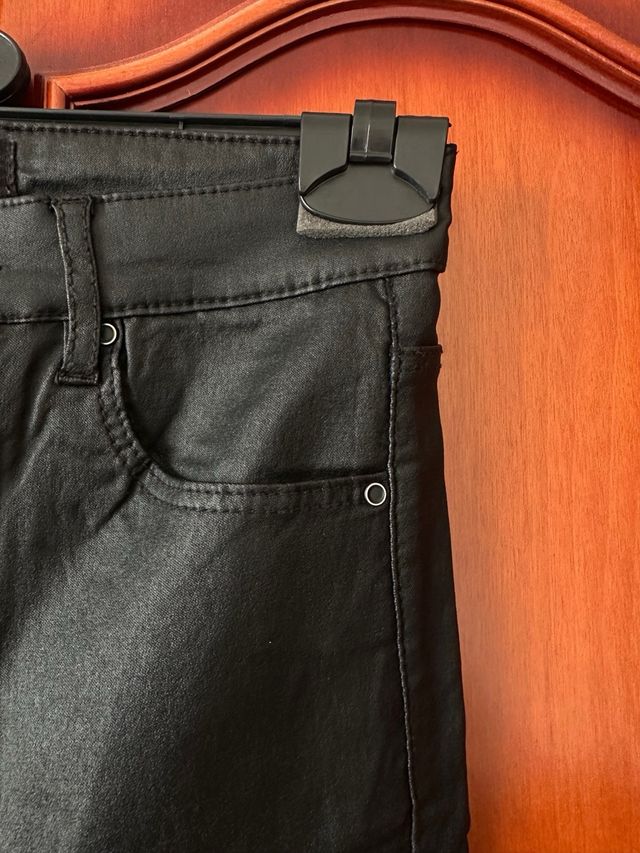 Pantalón negro efecto piel Stradivarius T.36