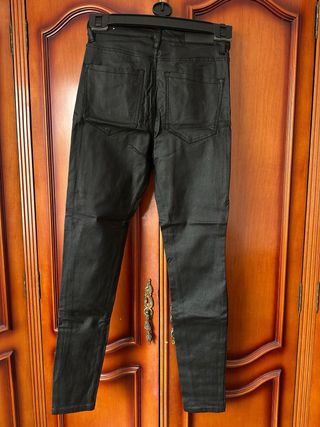 Pantalón negro efecto piel Stradivarius T.36