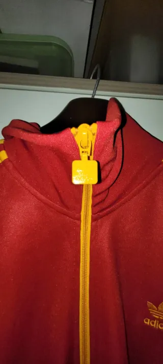 Chaqueta Adidas classic roja y amarilla