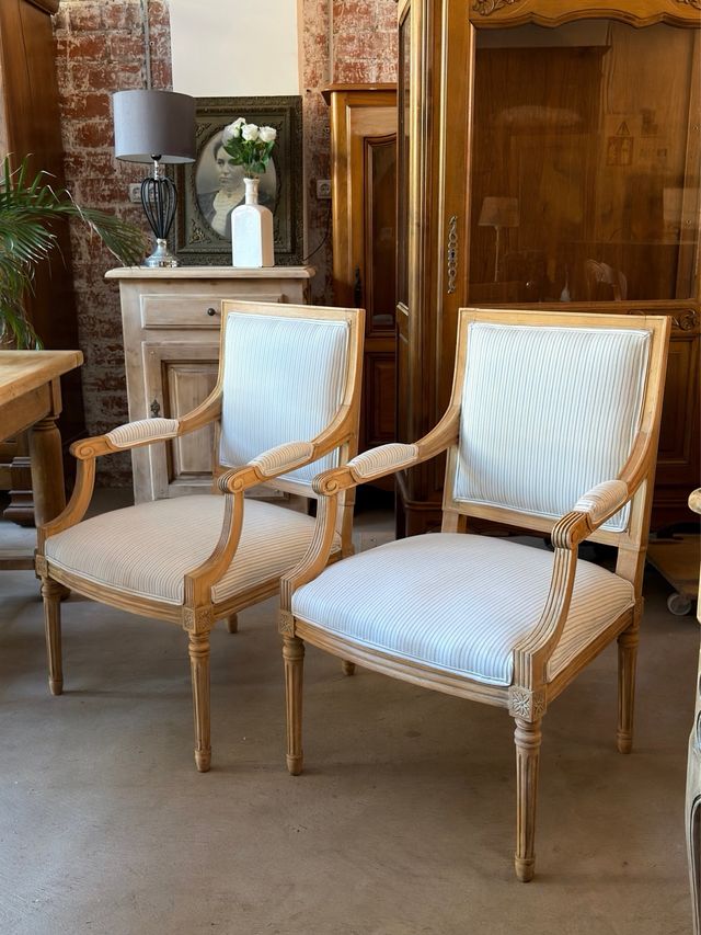 Coppia di poltrone francesi stile Luigi XVI in rovere