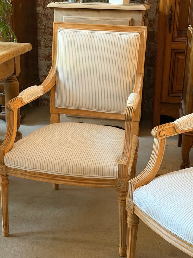 Coppia di poltrone francesi stile Luigi XVI in rovere