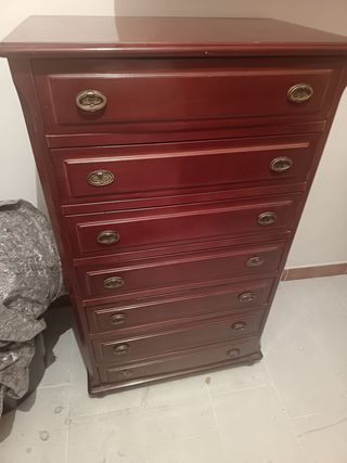 Cómoda de madera con tiradores dorados