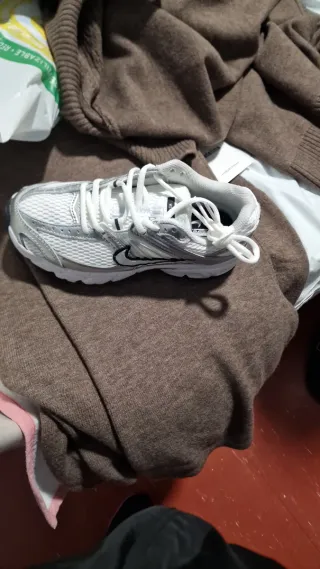 Nike Deportivas Blancas y Plateadas