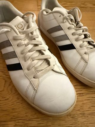 Sneakers Adidas bianche e grigie