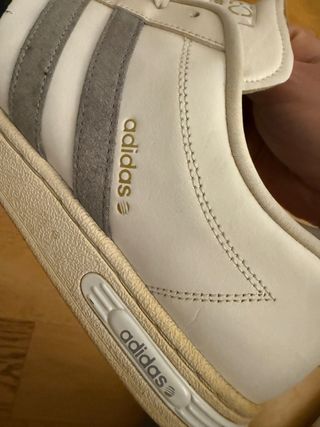 Sneakers Adidas bianche e grigie