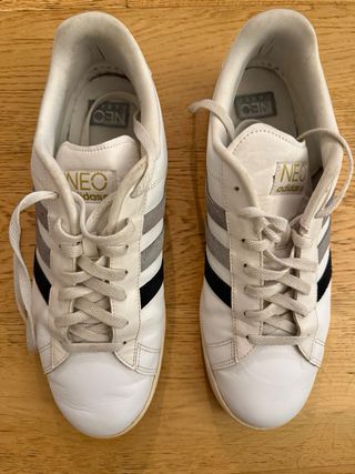 Sneakers Adidas bianche e grigie