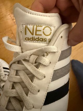 Sneakers Adidas bianche e grigie