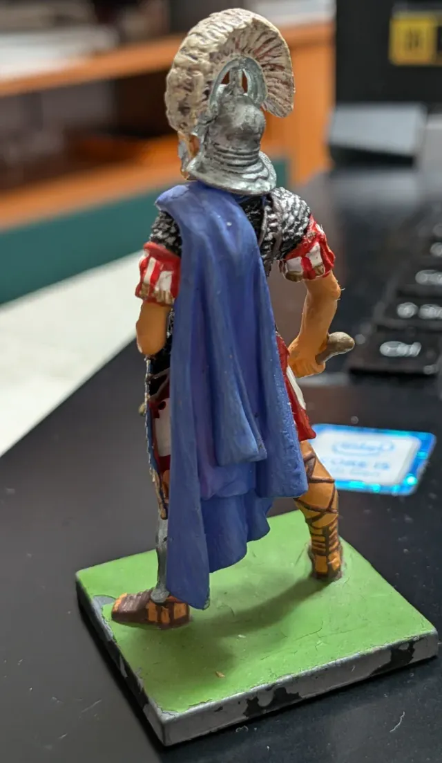 Figura in piombo di un centurione romano