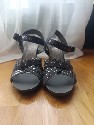 Sandalias tacón grises tachuelas