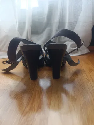 Sandalias tacón grises tachuelas