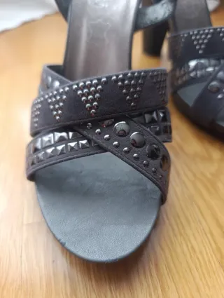 Sandalias tacón grises tachuelas