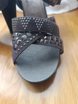 Sandalias tacón grises tachuelas