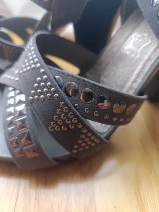 Sandalias tacón grises tachuelas