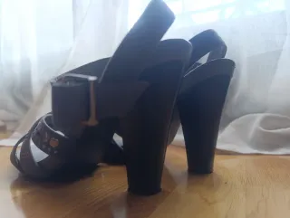 Sandalias tacón grises tachuelas