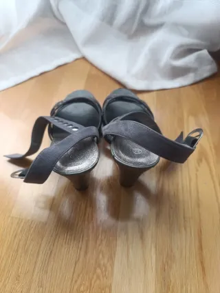 Sandalias tacón grises tachuelas