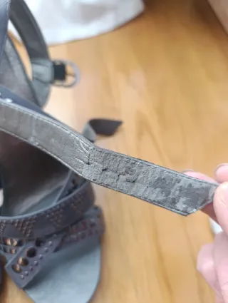 Sandalias tacón grises tachuelas