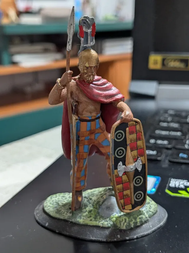 Figura in piombo di un capo senón