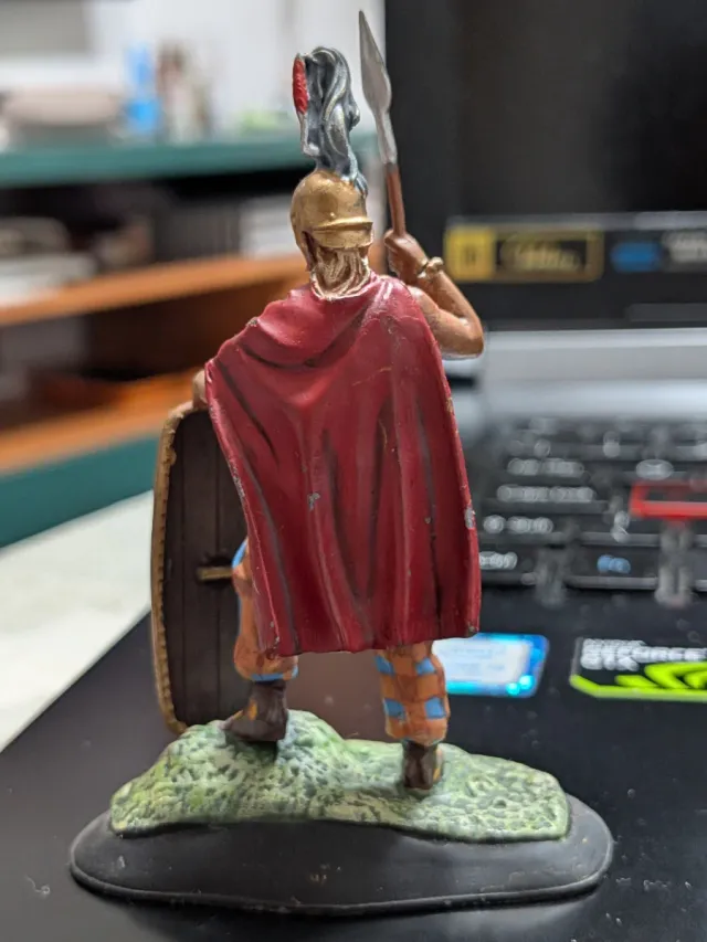 Figura in piombo di un capo senón