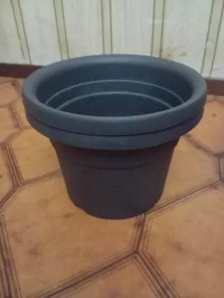 Vasi in plastica marrone