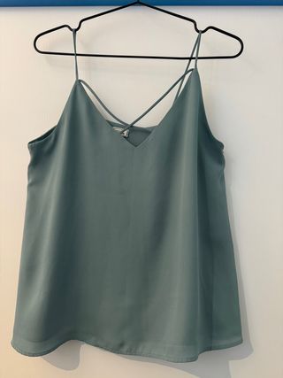 Top verde azulado con tirantes cruzados