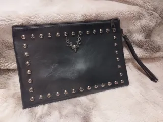 Cartera de mano negra con tachuelas