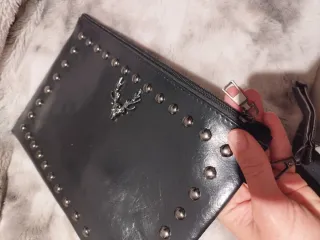 Cartera de mano negra con tachuelas